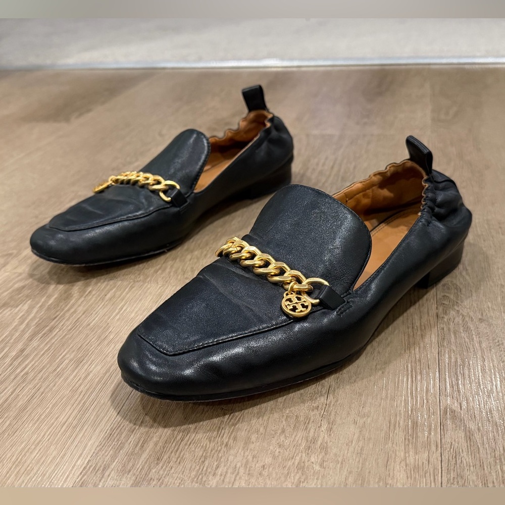 Tory Burch Mini Benton Loafers with gold chain & charm Women’s Size 7.5